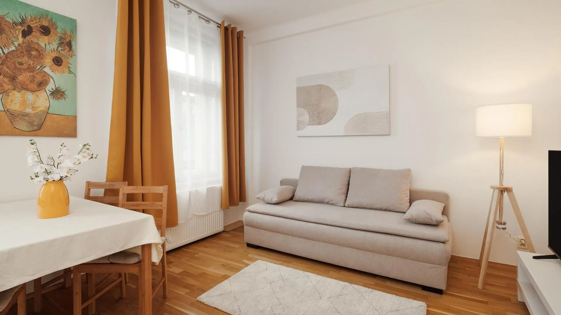 Louvre - Cozy City Center Apartment With Balcony Prague