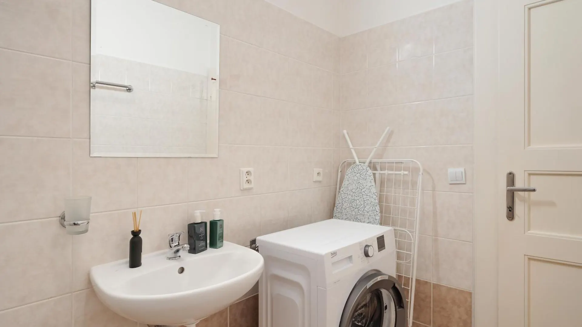 Louvre - Cozy City Center Apartment With Balcony Prague