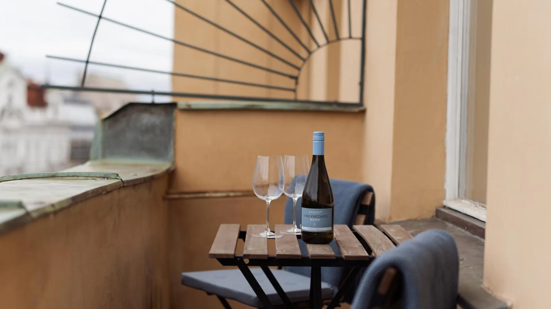 Louvre - Cozy City Center Apartment With Balcony Prague