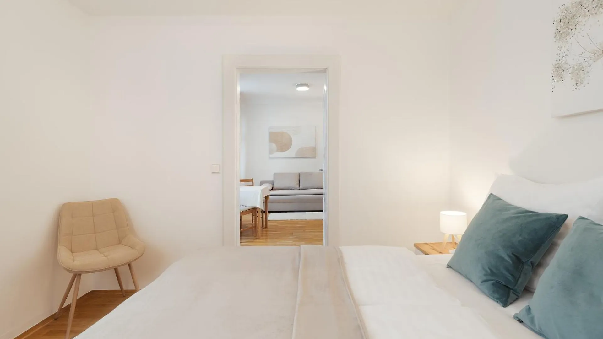 Louvre - Cozy City Center Apartment With Balcony Prague