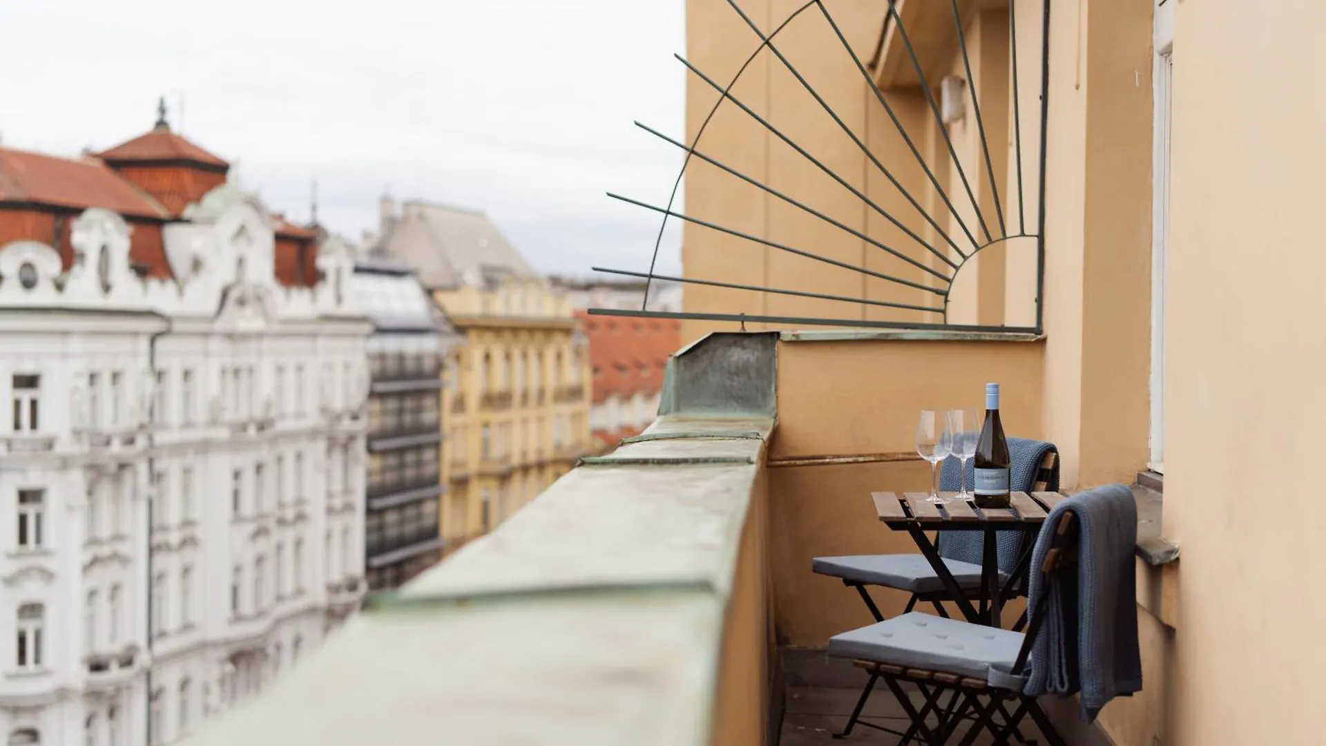 Louvre - Cozy City Center Apartment With Balcony Prague
