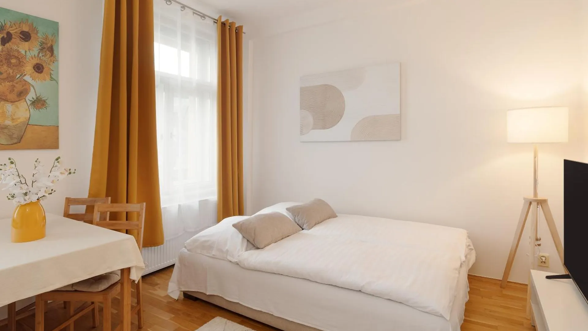 Louvre - Cozy City Center Apartment With Balcony Prague