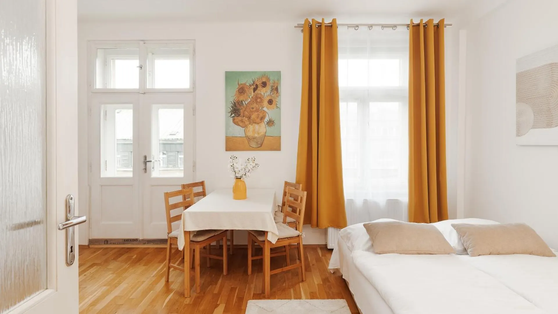 Louvre - Cozy City Center Apartment With Balcony Prague Czech Republic